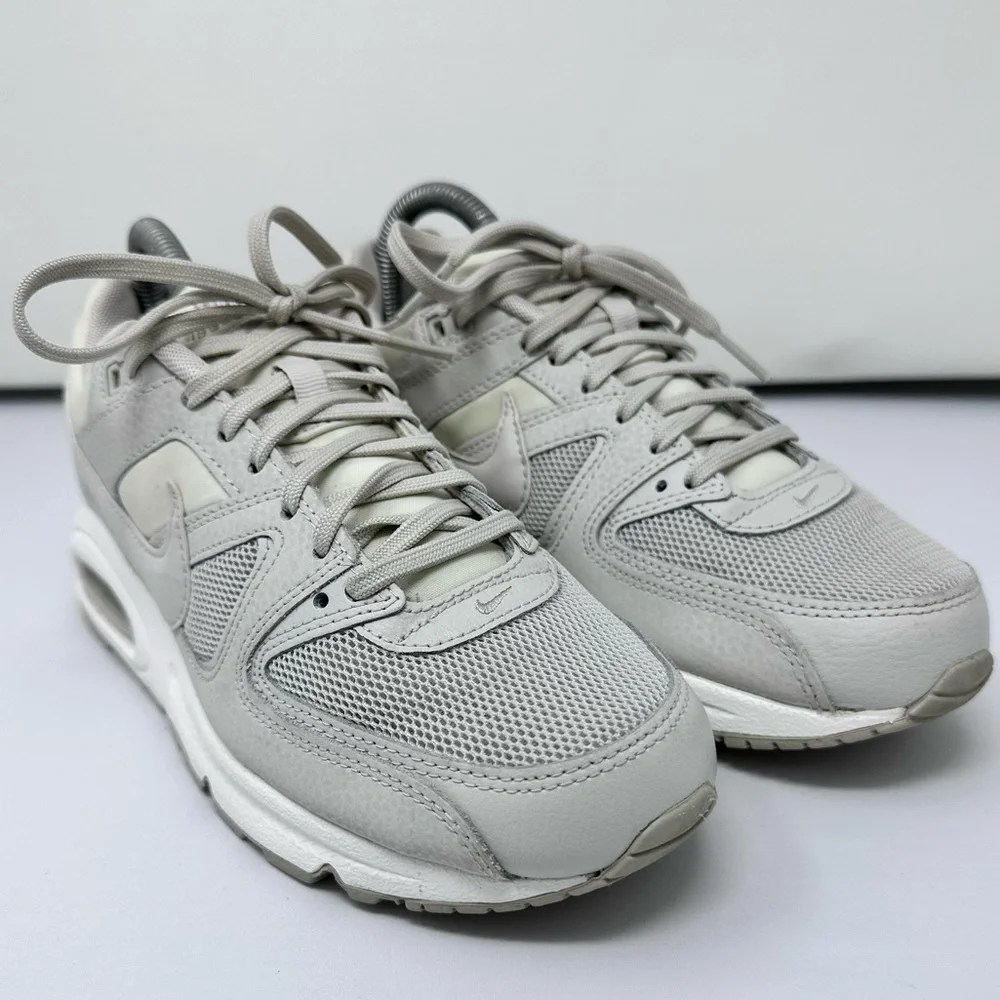 Women’s Nike Air Max Light Gray Athletic Shoes size 7.5